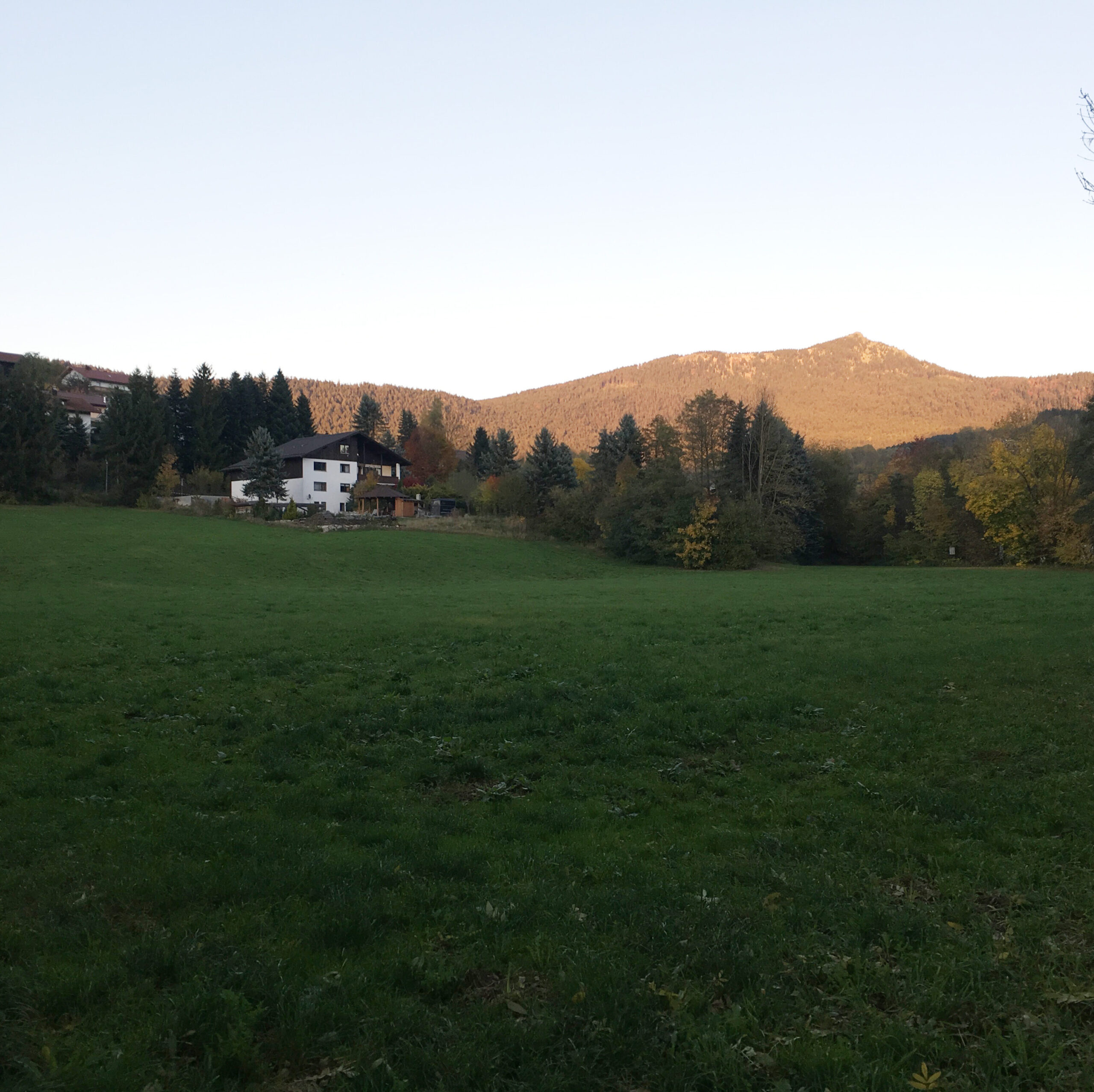 Traummichel Ferienwohnungen. Unser Haus vor dem Lamer Hausberg Osser.